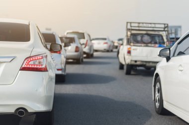 Sıra sıra arabalarla trafik sıkışıklığı 