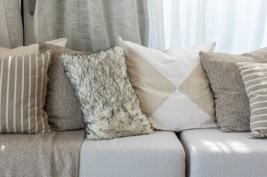 modern oturma odasında gri kanepe yastık ayarla 