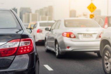Sıra sıra arabalarla trafik sıkışıklığı 