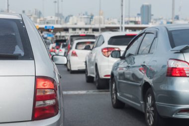 Sıra sıra arabalarla trafik sıkışıklığı 
