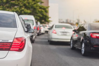 Sıra sıra arabalarla trafik sıkışıklığı 