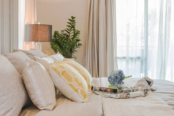 对经典床风格的卧室 d 花的花瓶 — 图库照片