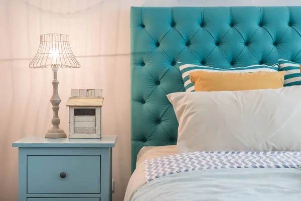 Moderno diseño colorido dormitorio con lámpara — Foto de Stock
