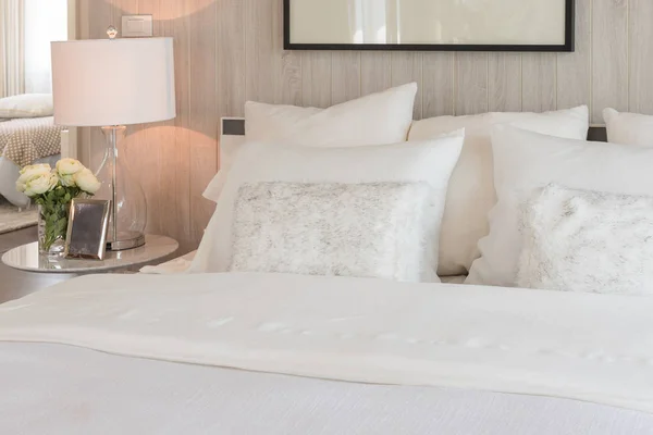 Moderno color blanco tono dormitorio diseño — Foto de Stock