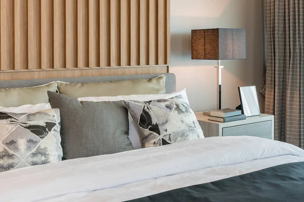 Design de quarto moderno com painel de madeira decorado — Fotografia de Stock