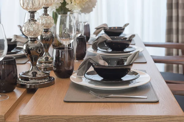 Mesa puesta en mesa de comedor de madera —  Fotos de Stock