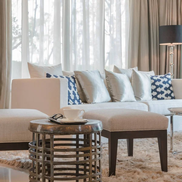 Conjunto de travesseiros e sofá na sala de estar clássica syle — Fotografia de Stock