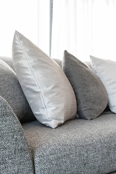 Σειρά από μαξιλάρια σε γκρι καναπέ με μαύρα λάμπα στο σαλόνι — Φωτογραφία Αρχείου