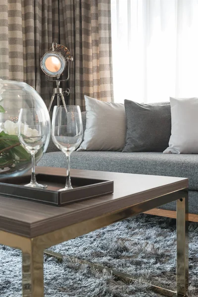 Reihe Kissen auf grauem Sofa mit schwarzer Lampe im Wohnzimmer — Stockfoto