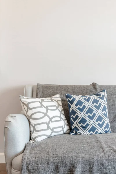 Набір подушок на сучасному сірому дивані в сучасній вітальні — стокове фото
