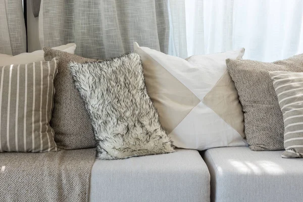 在现代居室的灰色沙发上的枕头设置 — 图库照片