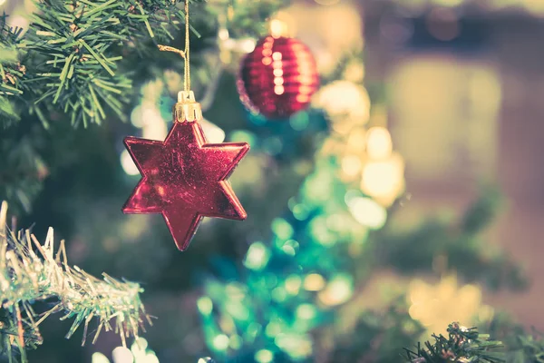 飾られたクリスマス ツリーがぼやけて、スパーク リング — ストック写真