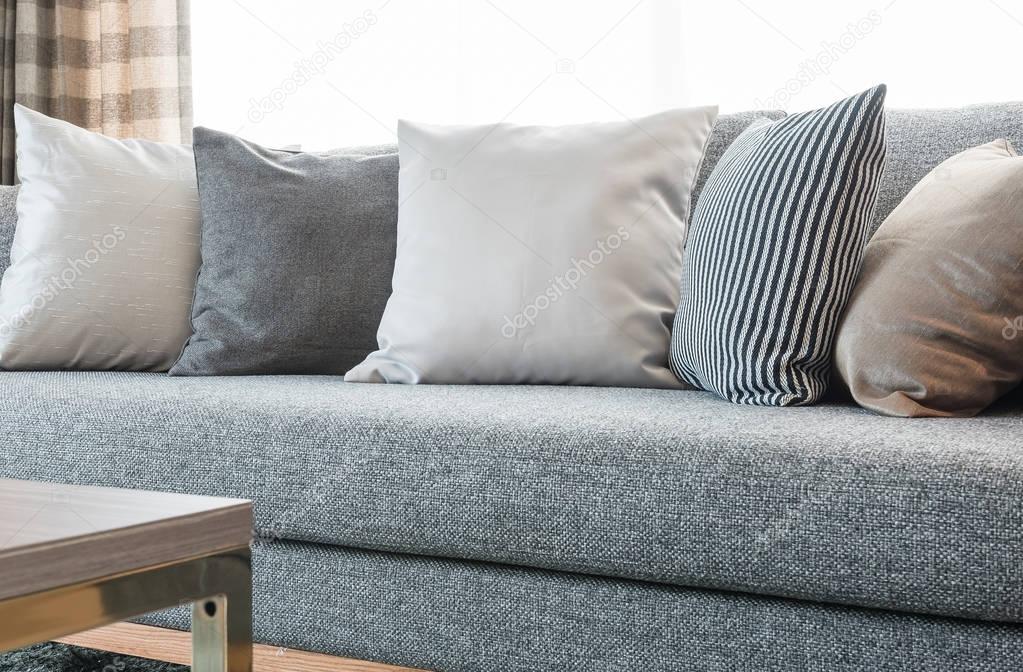 rij van kussens op grijze bank met zwarte lamp in woonkamer ... rij van kussens op grijze bank met zwarte lamp in woonkamer ...