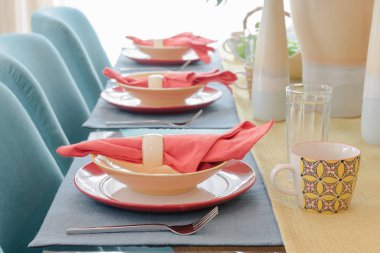 Tablo renkli yemek odasında yemek masası üzerinde ayarla 