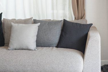 beyaz perde ile modern kanepe yastık ayarla 