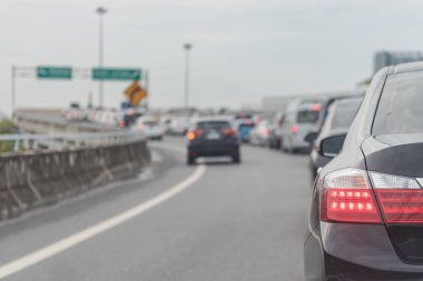 Sıra sıra arabalarla trafik sıkışıklığı 