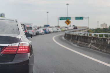 Sıra sıra arabalarla trafik sıkışıklığı 