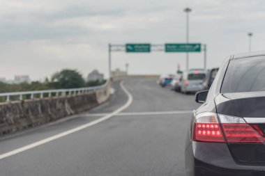 Sıra sıra arabalarla trafik sıkışıklığı 