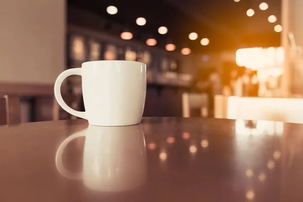 Tazza di caffè in caffetteria — Foto Stock