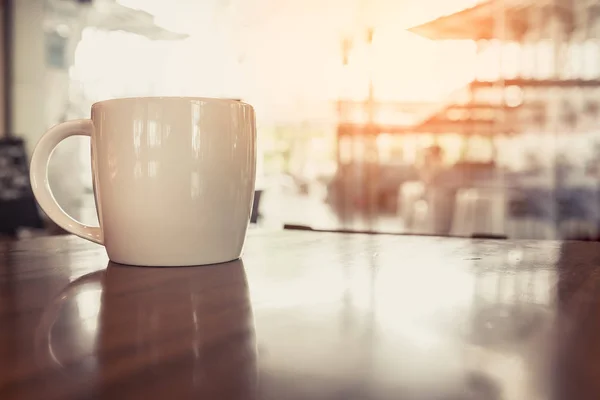 Tazza di caffè in caffetteria — Foto Stock