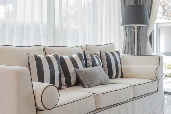 Biały elegancja kanapa z czarno-białe poduszki w luksusowych livin — Zdjęcie stockowe