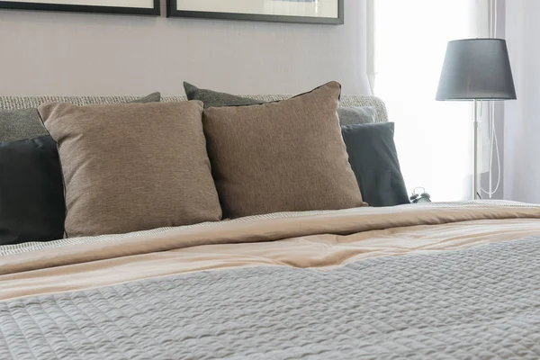 modern yatak odası ahşap masa tarafında siyah modern lamba