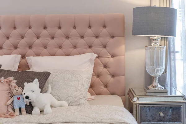 Projektowanie sypialni luksusowych z lampy klasyczne — Zdjęcie stockowe