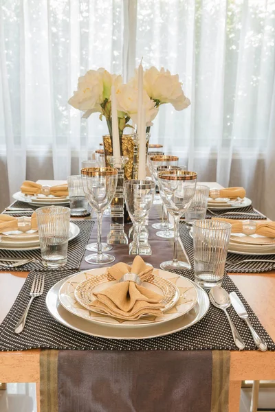 Diseño de comedor de lujo con juego de mesa — Foto de Stock