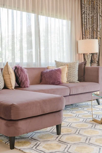 Design de salon de luxe avec canapé violet — Photo