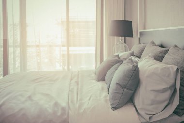 yastık yatak ve lüks siyah lamba tarzı ahşap masa tarafında üzerinde 