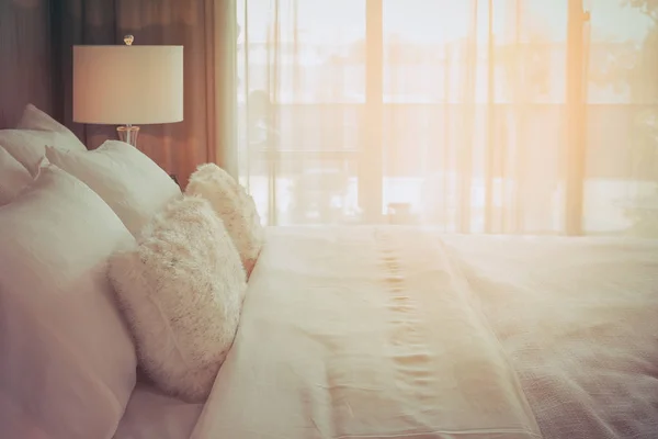 Современный дизайн спальни белого цвета — стоковое фото