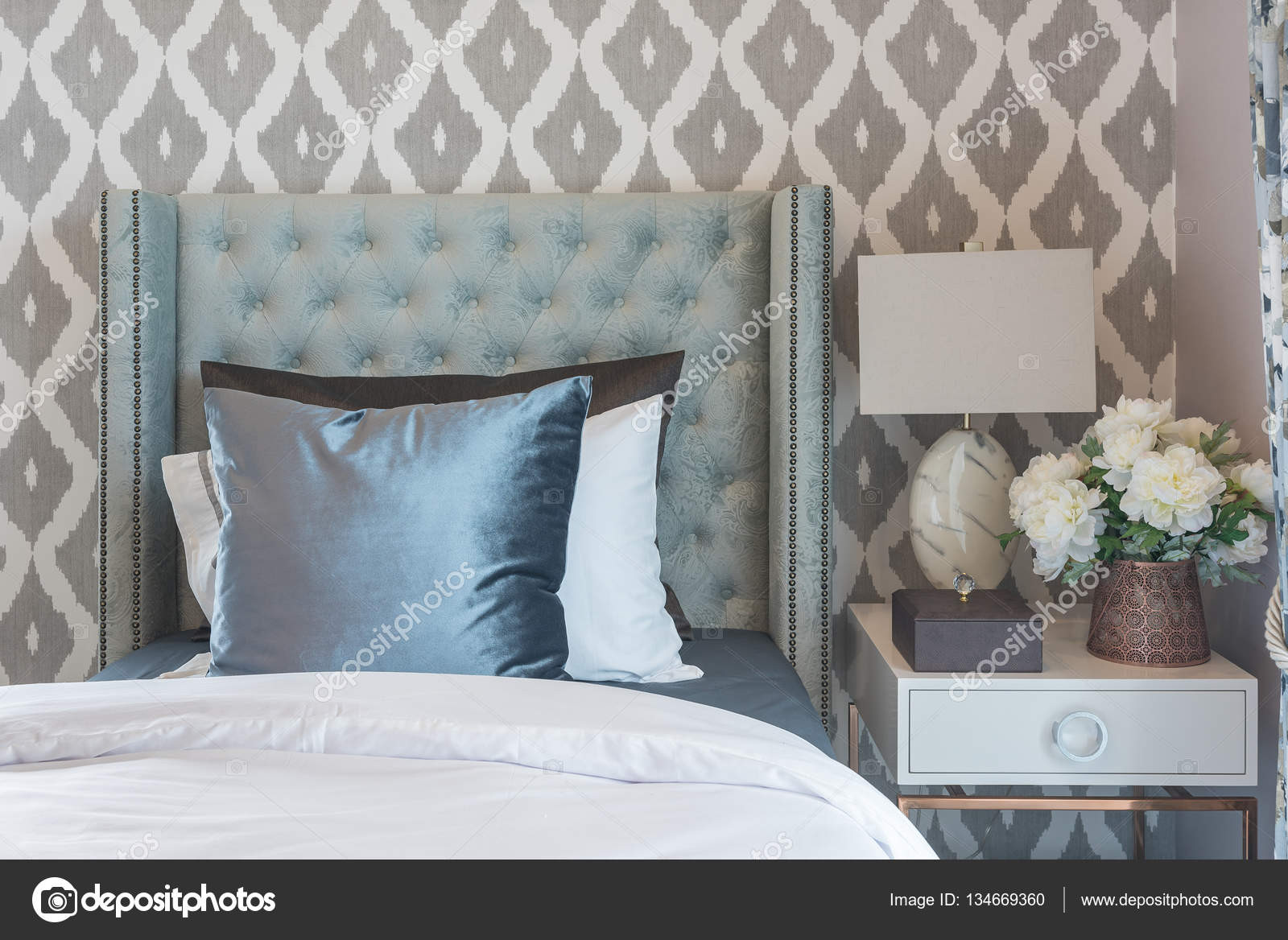 豪華なベッドルームの古典的なシングル ベッドと枕のセット ストック写真 C Khongkitwiriyachan