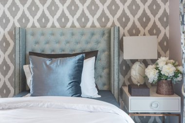 Klasik Tek Kişilik Yatak ve yastıklar kümesi ile lüks yatak odası