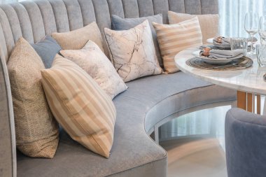 yuvarlak masa lüks yemek odasında yemek ayarlamak tablo