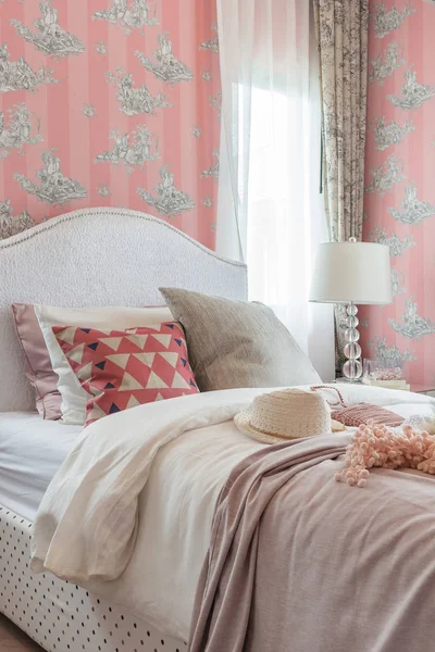 Kolor różowy odcień sypialnia z styl klasyczny łóżko — Zdjęcie stockowe