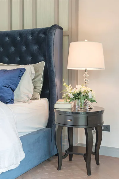 Роскошная спальня с классическим стилем кровати — стоковое фото