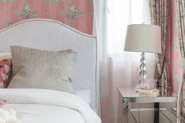 Roze kleur Toon slaapkamer met stijl klassieke bed — Stockfoto