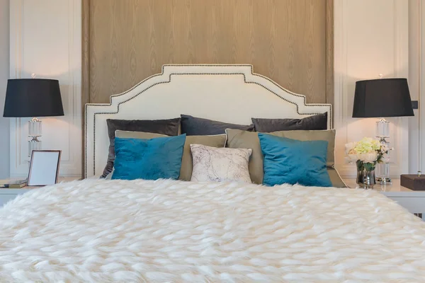 Quarto de luxo com almofadas azuis na cama — Fotografia de Stock