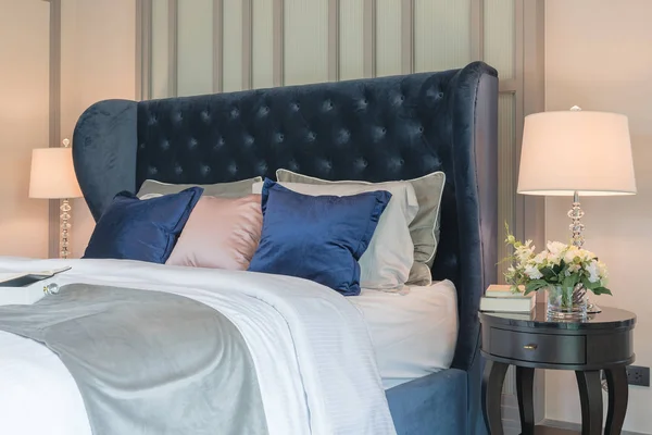 Luxe slaapkamer met stijl klassieke bed — Stockfoto