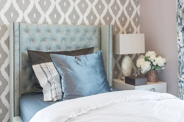 Dormitorio de lujo con cama individual clásica y conjunto de almohadas —  Fotos de Stock