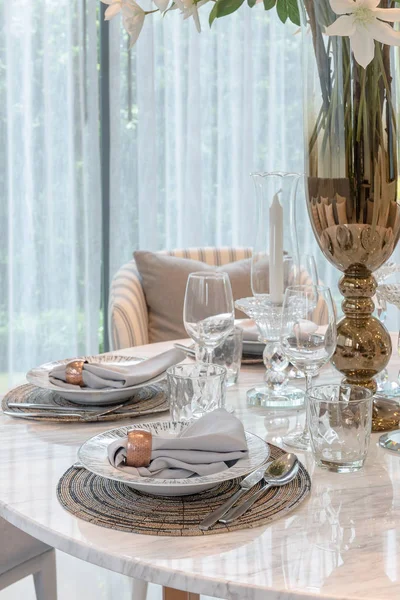 Tabellen på runda bordet äta i lyxiga matsal — Stockfoto