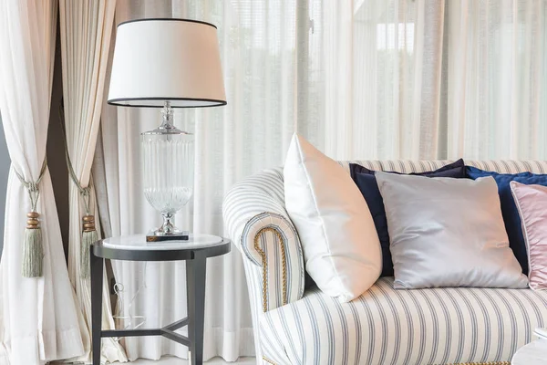 Sofa mit Kissen und klassischer weißer Lampe — Stockfoto