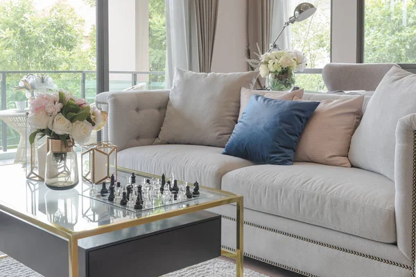 Luxus-Wohnzimmer mit elegantem Sofa und Kissen — Stockfoto