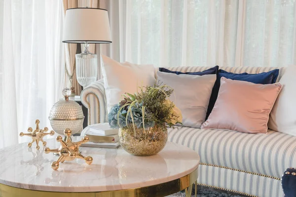 Zestaw sofa z poduszkami i klasyczne białe światło — Zdjęcie stockowe