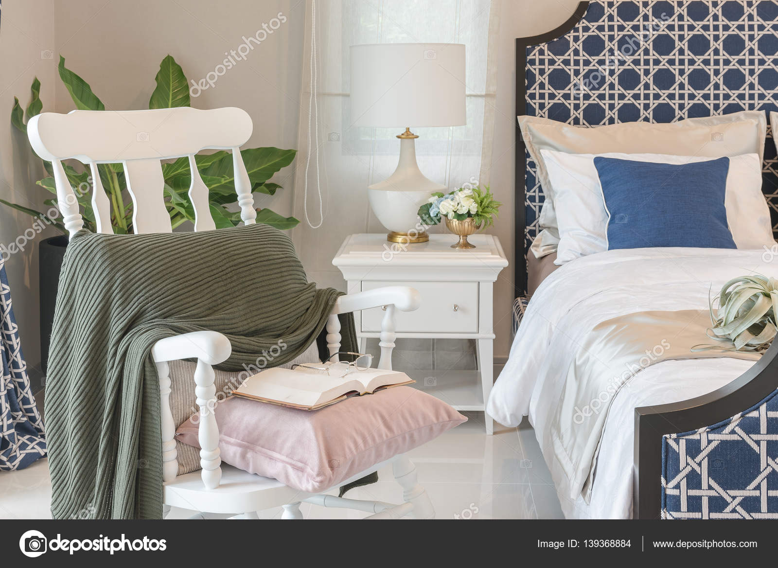 luxe slaapkamer in blauwe kleurtoon met witte houten rock stoel ... luxe slaapkamer in blauwe kleurtoon met witte houten rock stoel ...