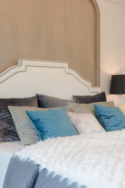 lüks mavi yastık yatak yatak odası