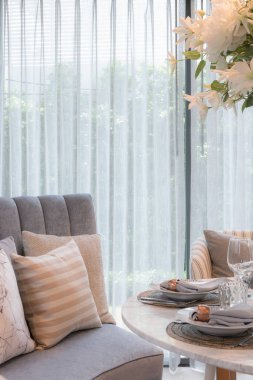 yuvarlak masa lüks yemek odasında yemek ayarlamak tablo