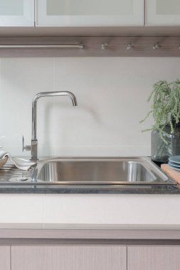 Lavabonun üstünde üst granit sayaç modern mutfak Oda