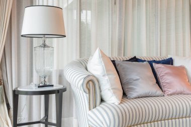 kanepe yastık ve lüks yaşam klasik beyaz lamba ile kümesi