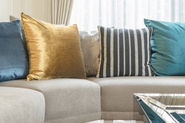 Lüks oturma odası kanepe ve tablo set ile